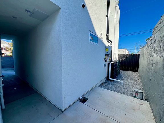 3rd image of 654 Penrith Dr #1/2