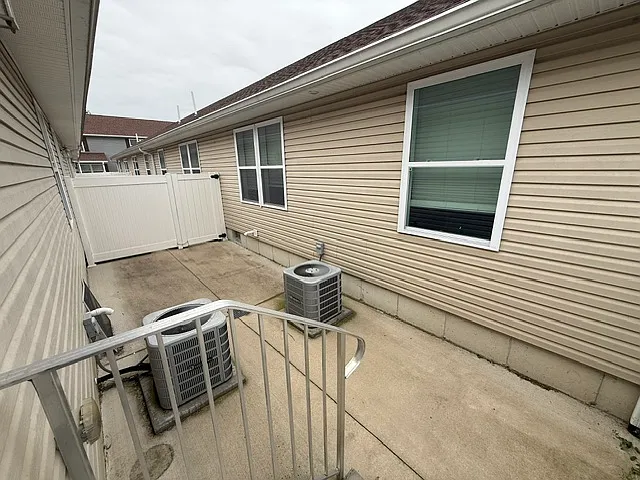 911 N Riverside Dr #5 — Photo 11