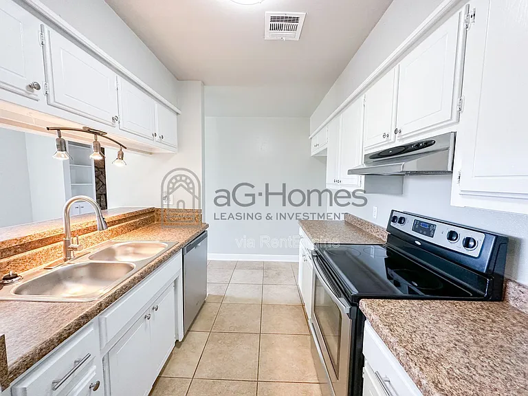 730 Arlington Dr — Photo 3