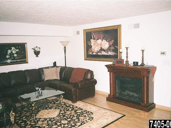 LIVING ROOM 2