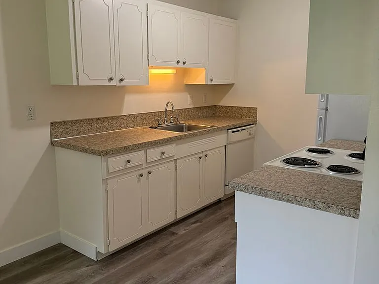LAURELWOOD ESTATES — Photo 9
