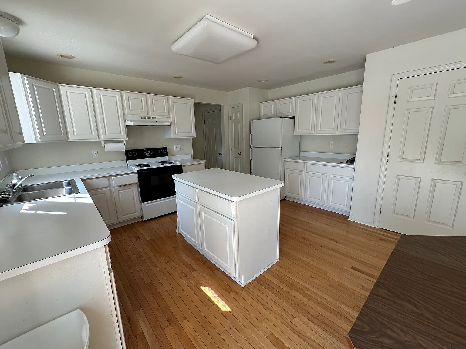 4 bed, 1810 sqft, $2,300 — Photo 4