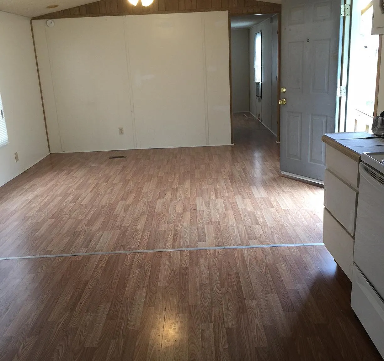 3 bed, 960 sqft, $1,300 — Photo 2