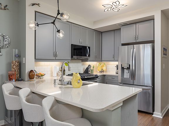 4th image of 200 Manufacturers Rd APT 629