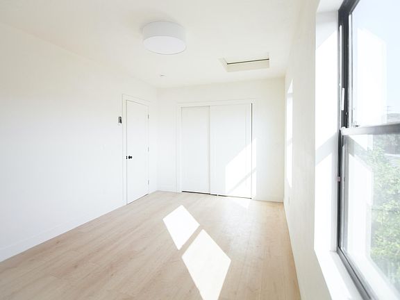 5th image of 2658 Benedict St #1/2