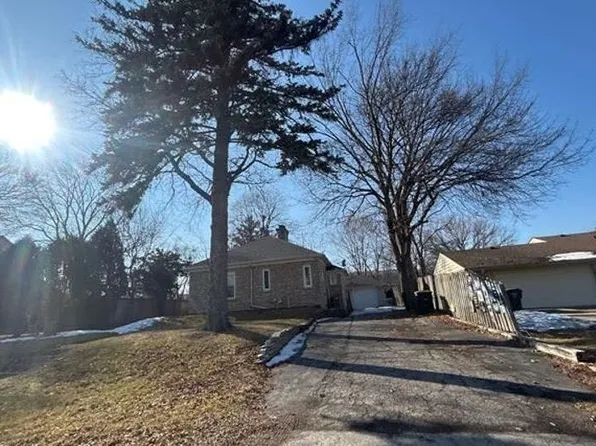 3201 S 100th St, Greenfield, WI 53227