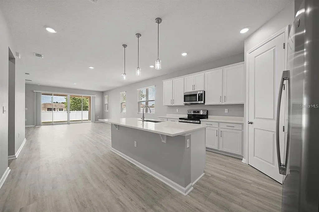 4 bed, 2.0 bath, 1928 sqft, $2,200 — Photo 4