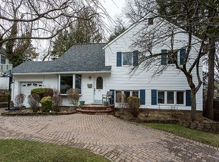 101 Hillwoood Ln, Plainview, NY 11803