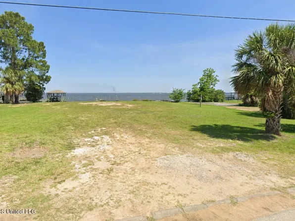 633 Sandy Hook Dr, Pass Christian, MS 39571