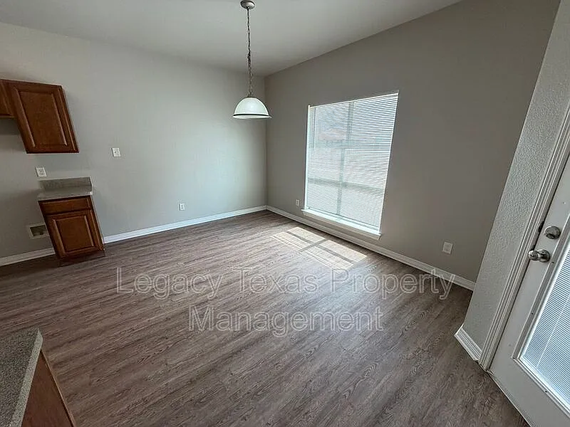 3 bed, 2.0 bath, 1684 sqft, $2,000 — Photo 4