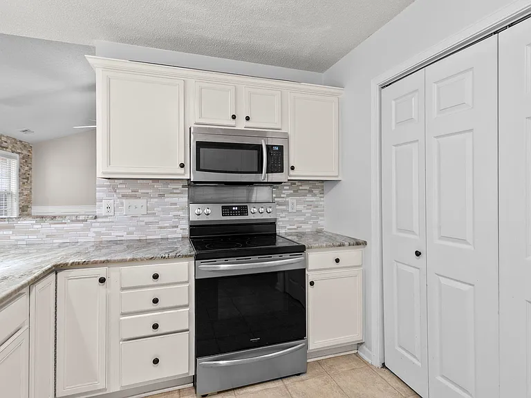 530 Sunpointe Dr — Photo 14