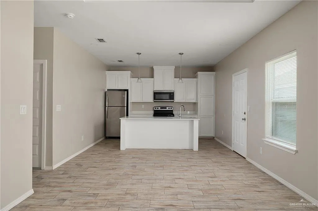 2 bed, 2.0 bath, 2410 sqft, $1,000 — Photo 2