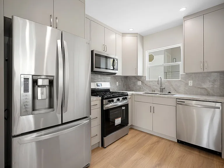 2521 Manhattan Ave — Photo 9