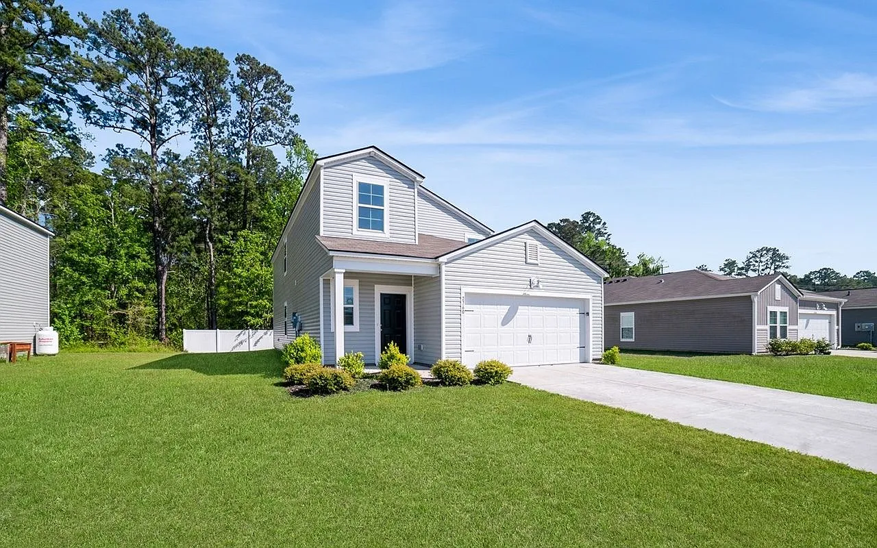 5 bed, 2.5 bath, 2343 sqft, $2,215 — Photo 2