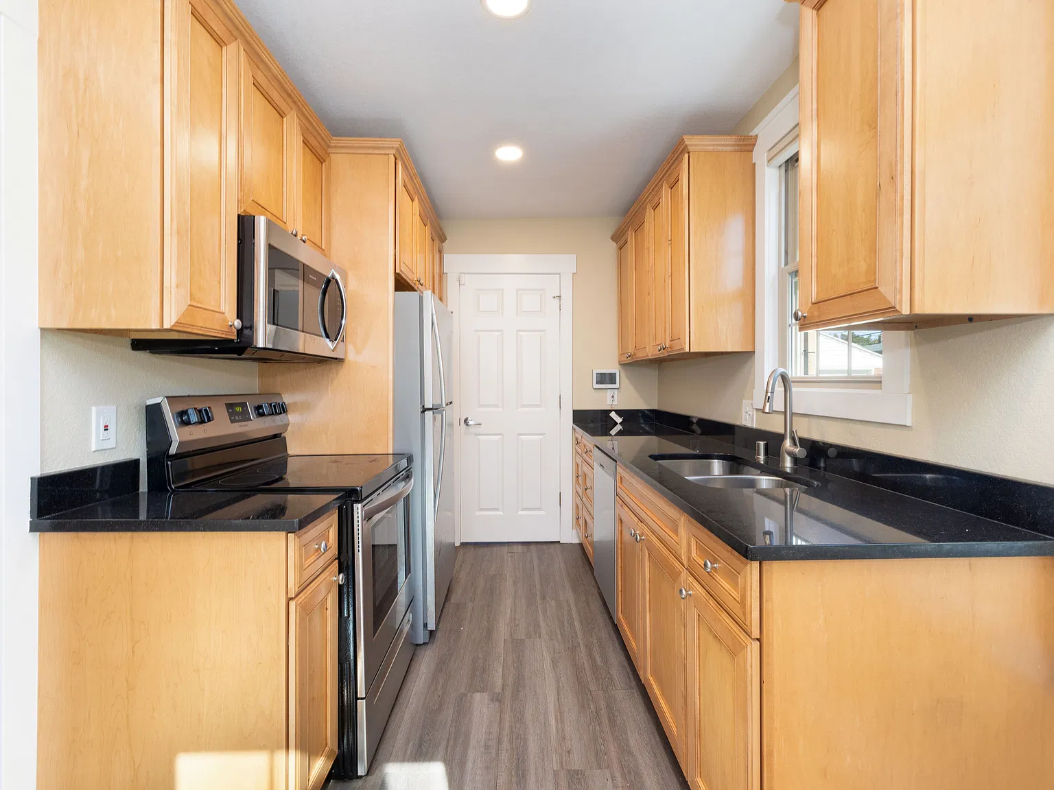 2 bed, 945 sqft, $1,750 — Photo 3