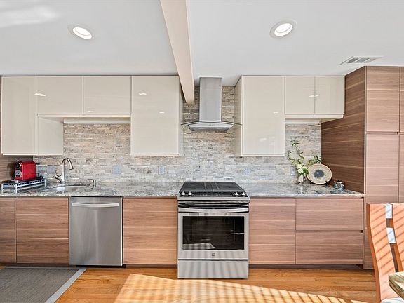 5th image of 16 Rosewood Dr Unit 18-04