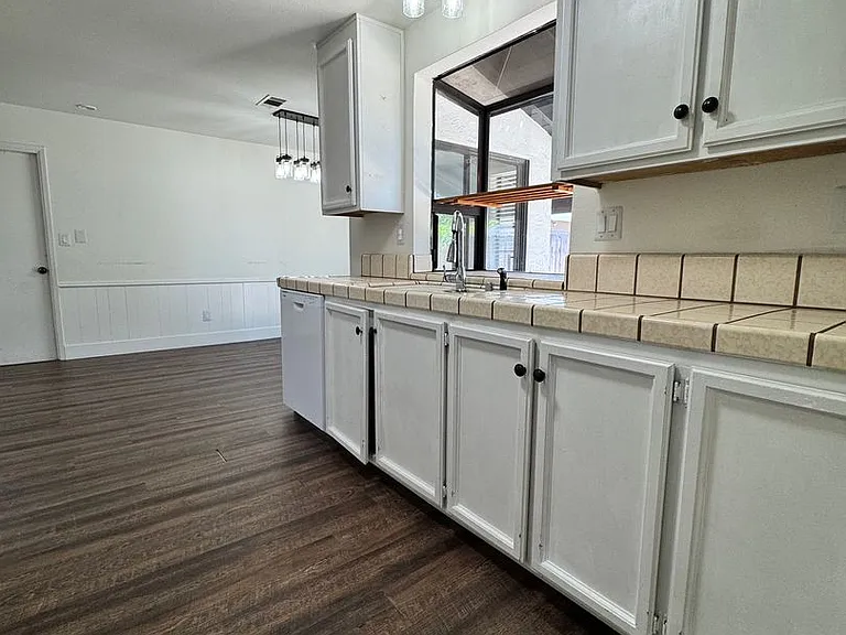 1605 Sutter Ln — Photo 11