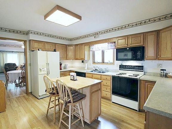 2nd image of 215 S Clinton St
