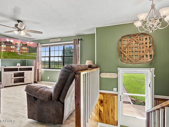5th image of 840 Ridge Rd