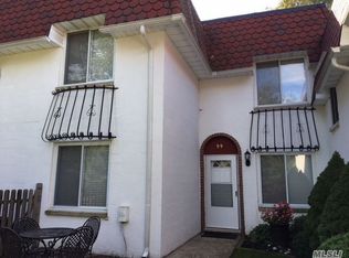 99 Skyline Dr, Coram, NY 11727