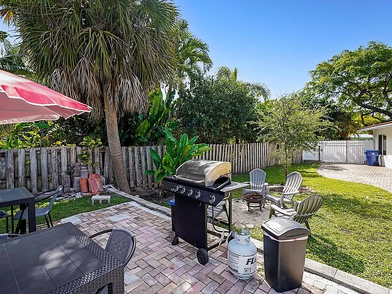 332 NW 26th Ct — Photo 6