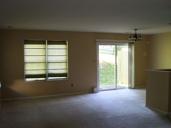 5th image of 629 Bayberry Ct W