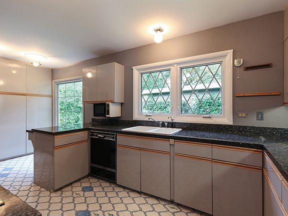 5th image of 693 Hill St