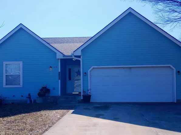 319 NE Aspen Ln, Topeka, KS 66617