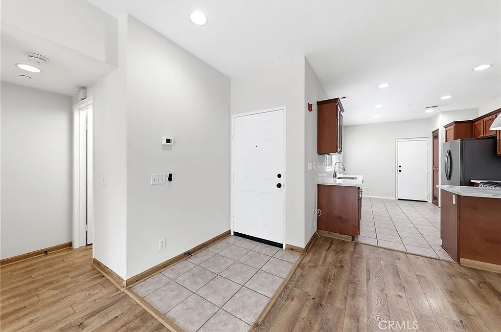 2 bed, 2.5 bath, 1220 sqft, $3,500 — Photo 3