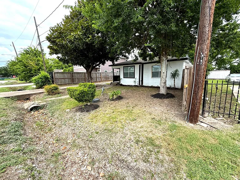 8517 Rubin St — Photo 2
