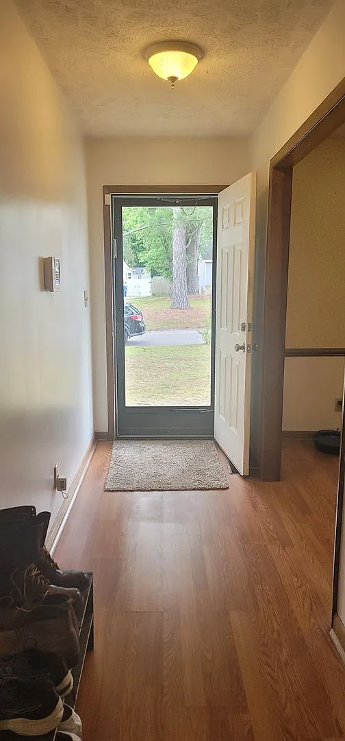 3 Bedroom, 2 Bath Ranch Home Minutes from Shopping, Eateries, and Restuarants! — Photo 2