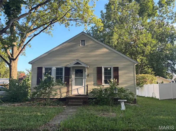 1430 Livingston St, Carlyle, IL 62231