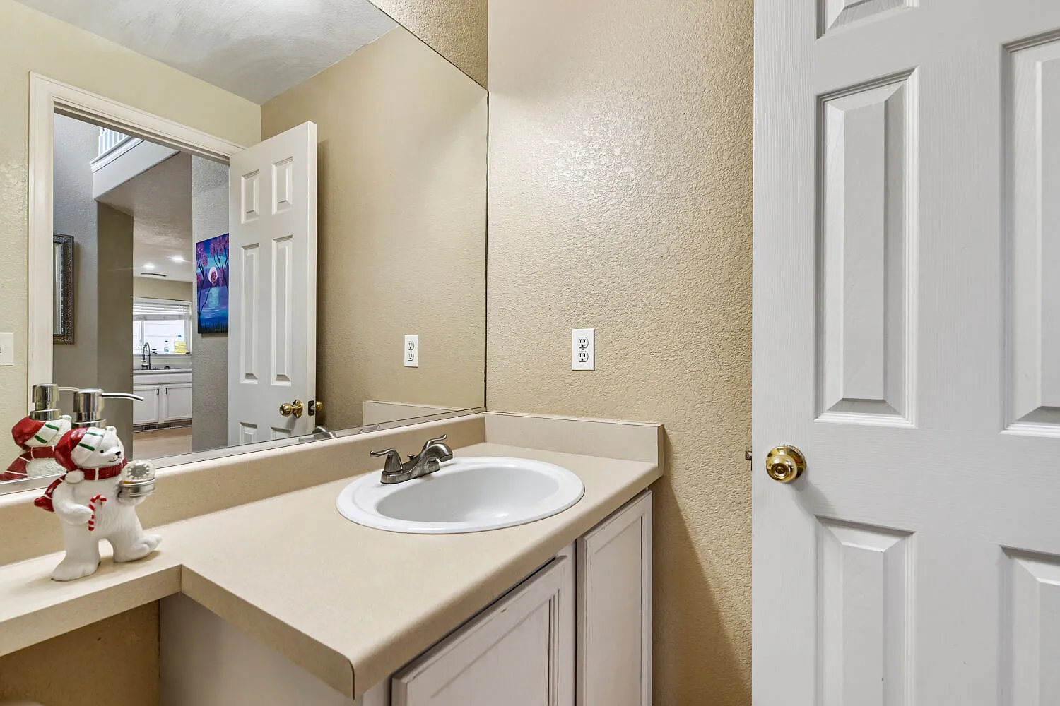 4 bed, 2585 sqft, $2,850 — Photo 4