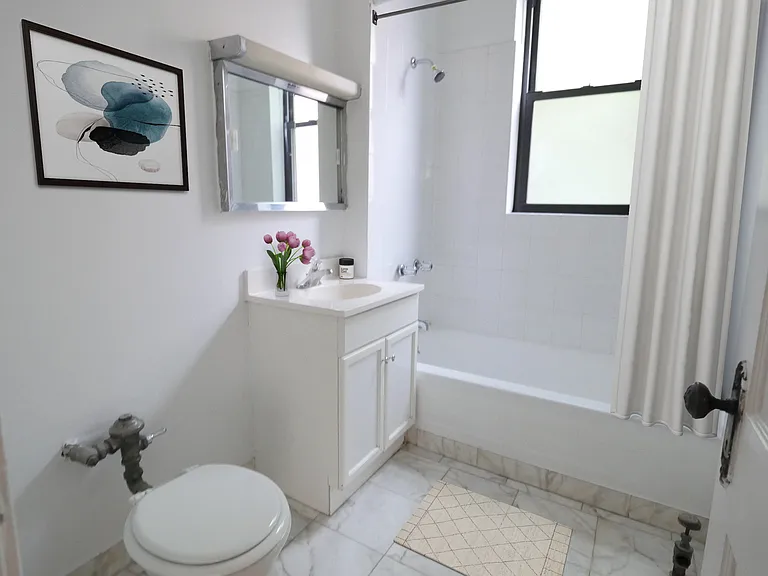 719-27 West Barry Avenue — Photo 12