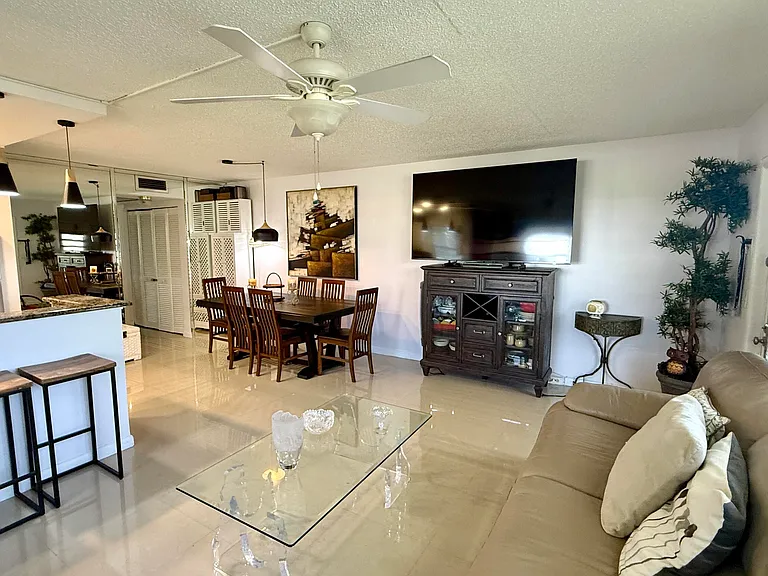 21 Newport B — Photo 2