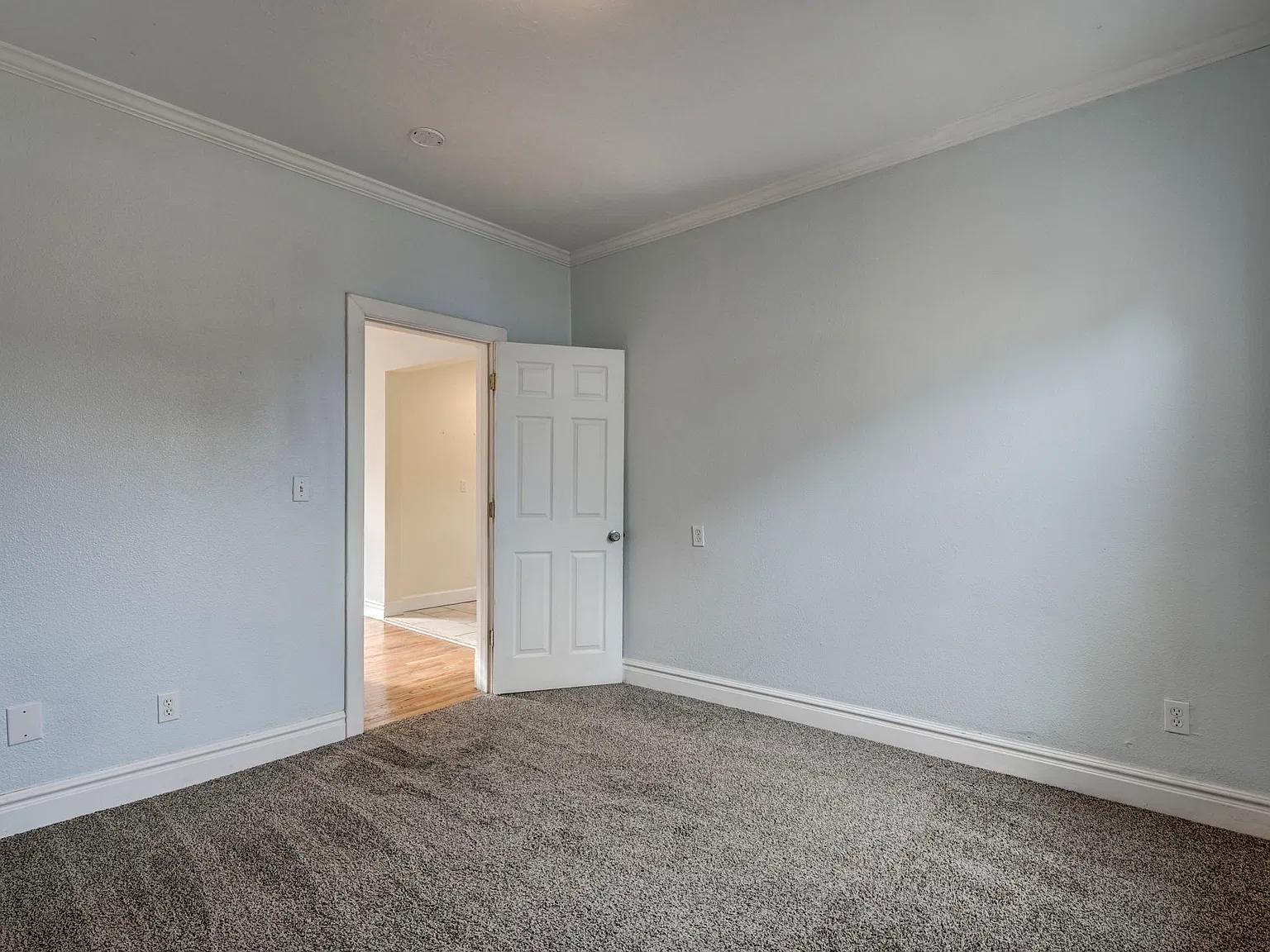 4 bed, 2351 sqft, $2,500 — Photo 4