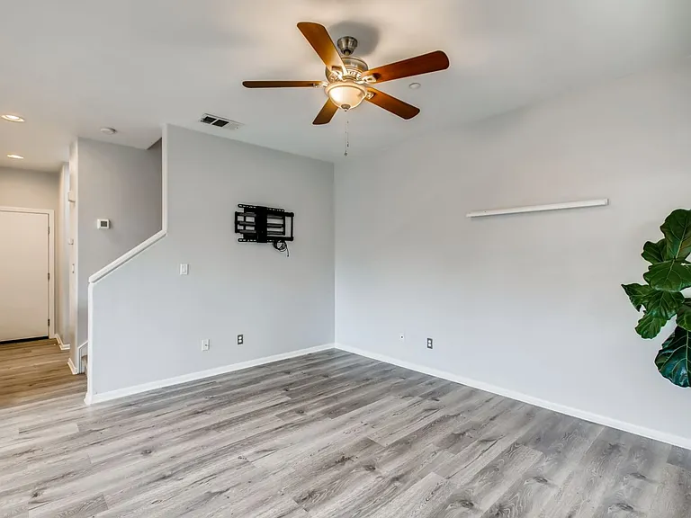 4300 Newton Ave #32 — Photo 7