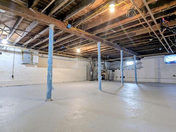 4th image of 1002 E Chestnut Ave