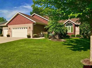 220 Falcon Dr, Mankato, MN 56001