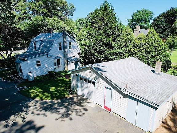 3rd image of 425 Bedford St
