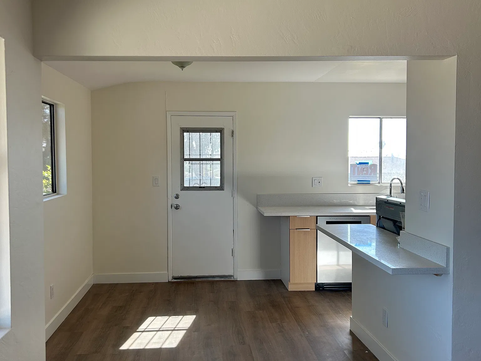 2 bed, 750 sqft, $2,700 — Photo 2