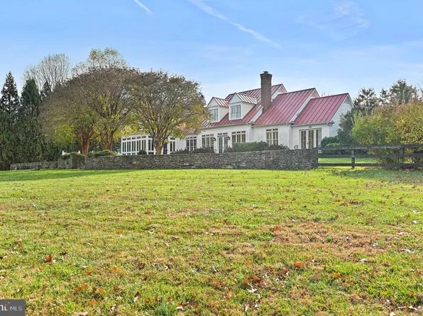 10509 Beach Mill Rd, Great Falls, VA 22066