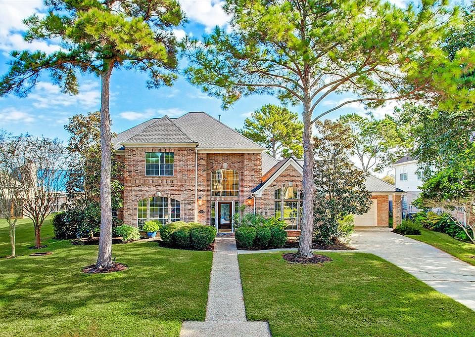 Lovely 4 bedroom/3.5 bathroom/3 car garage plus study, gameroom and private pool!
