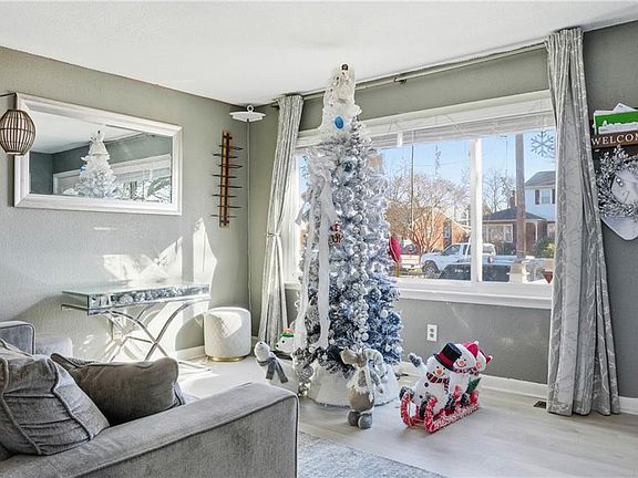 3rd image of 1527 Grove St