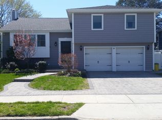 656 Colfax Pl, Valley Stream, NY 11581