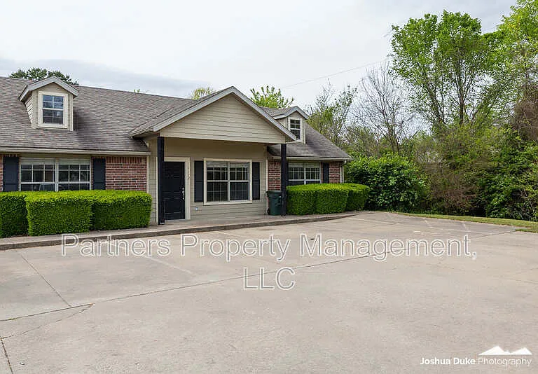 1112 W Hendrix St — Photo 1