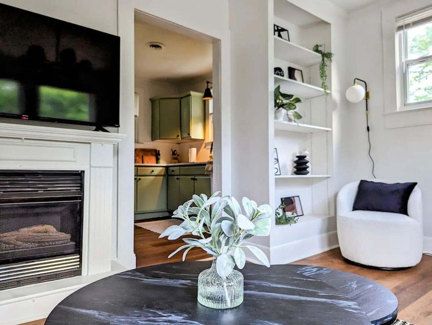 HillTop Hideaway - 4min from downtown! — Photo 3