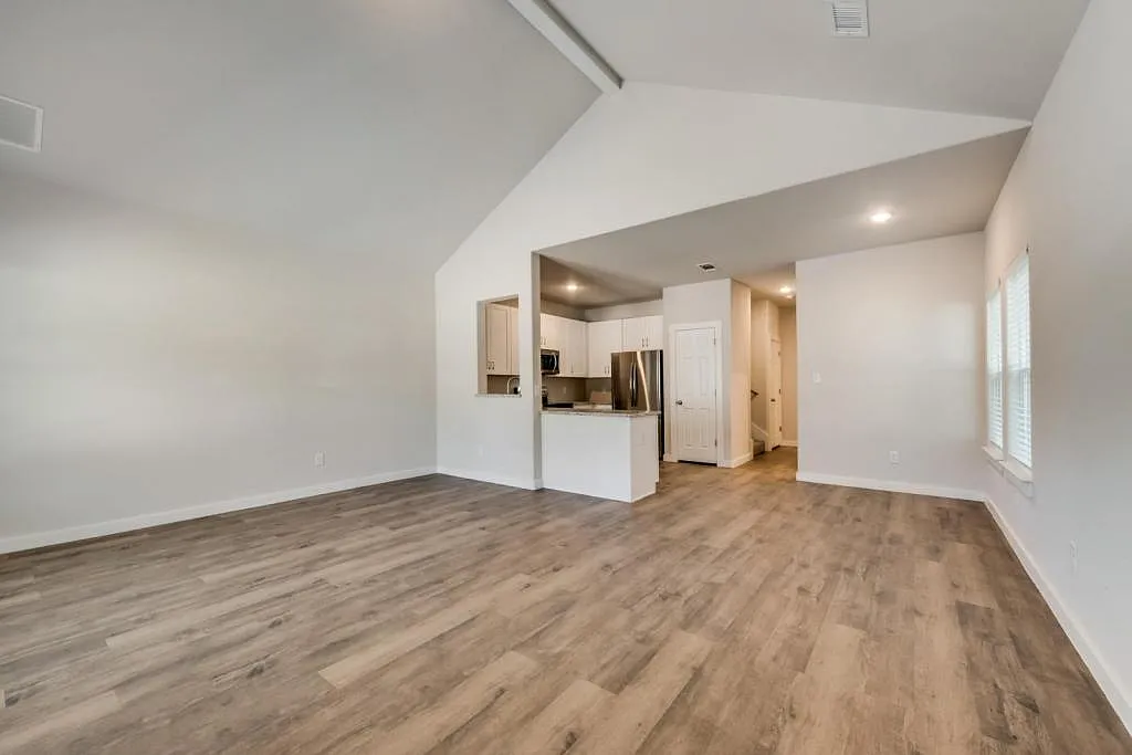 2424 S Fannin Ave — Photo 2
