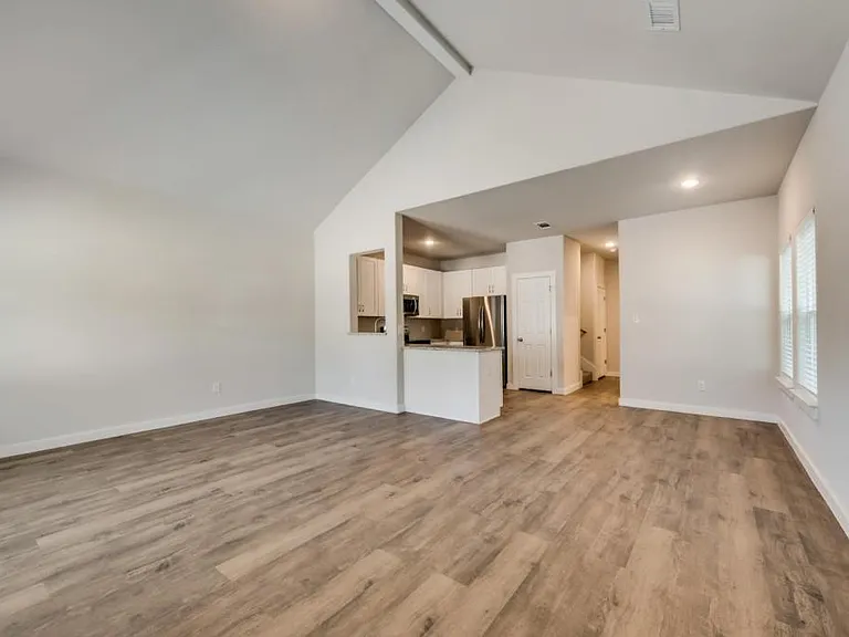 2424 S Fannin Ave — Photo 2