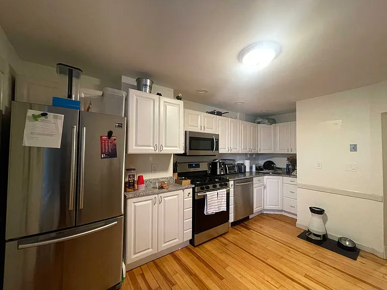 L St — Photo 2